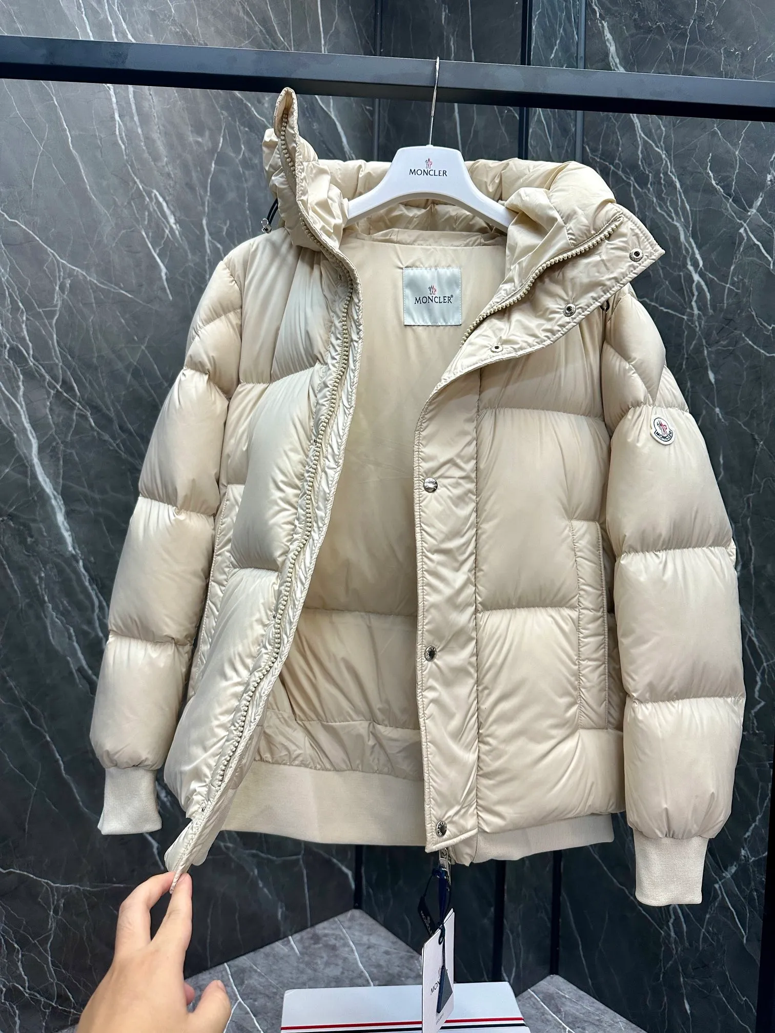 ⬆️Moncler Risler .90 . Lightweight . Risler ， 。 Risler ， 。 ， 。 • • • • • • • Size: 1-5. D 6773098630